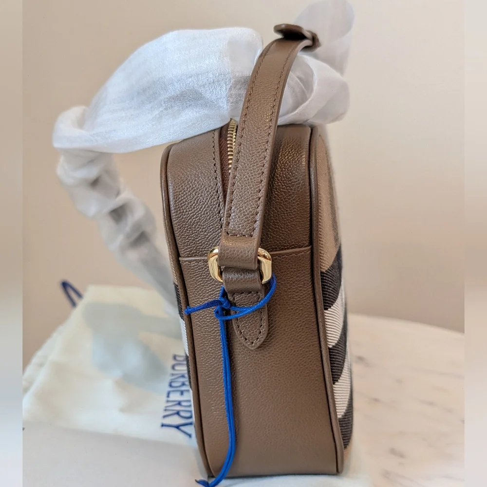NWT Burberry Camera Bag - Picture 4 of 7